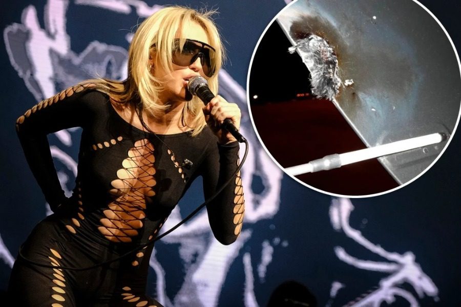 Κεραυνός χτύπησε το αεροπλάνο της Miley Cyrus