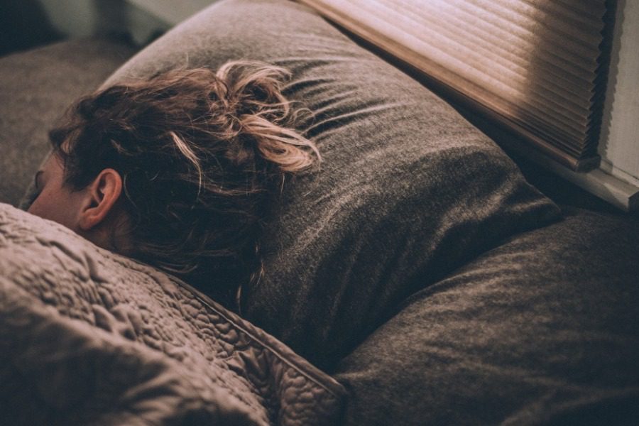 Τι συμβαίνει στο σώμα σου αν κοιμάσαι λιγότερο από έξι ώρες