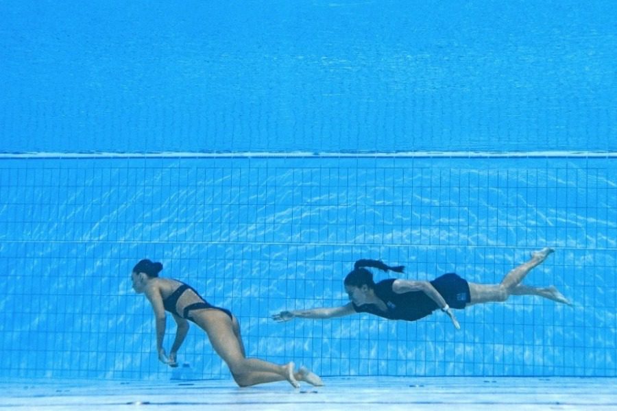 Συγκλονιστικές εικόνες από τη διάσωση αθλήτριας που λιποθύμησε στο νερό