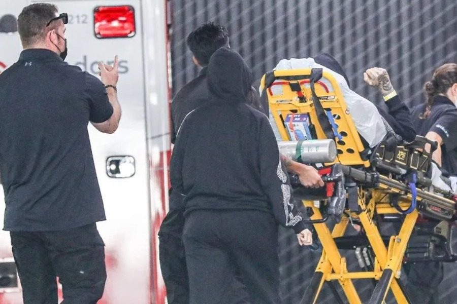 Εσπευσμένα στο νοσοκομείο ο Travis Barker: «Θεέ μου σώσε με»
