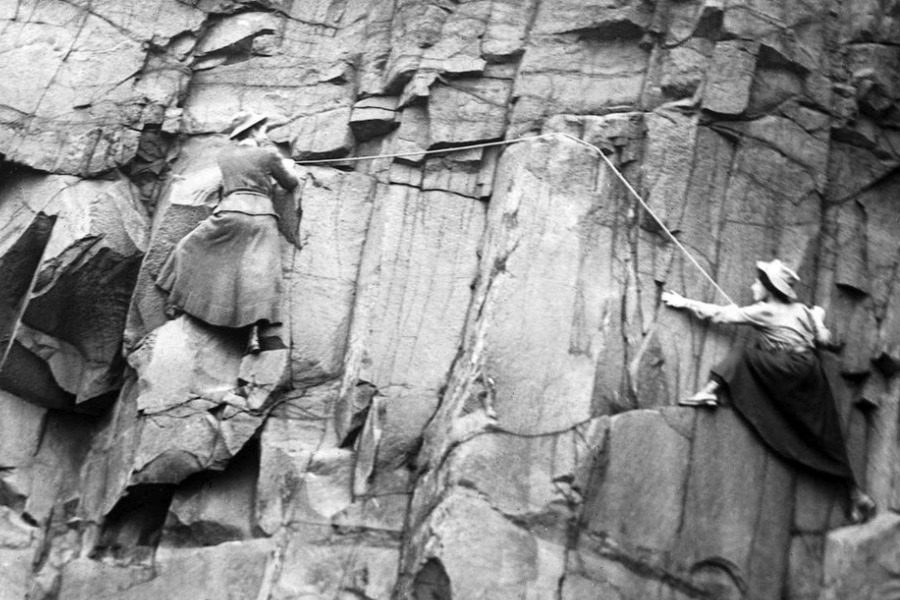 Σκαρφαλώνοντας στα βουνά φορώντας μακριά φορέματα: Οι πρώτες γυναίκες ορειβάτισσες