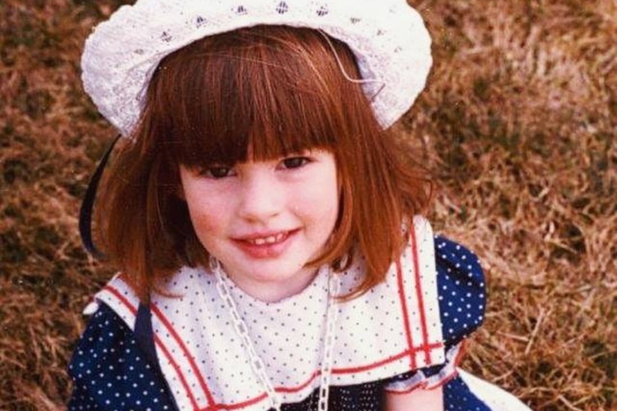 Μπορείς να αναγνωρίσεις αυτό το γλυκό κοριτσάκι; Σήμερα είναι 41 ετών και πολύ διάσημη!