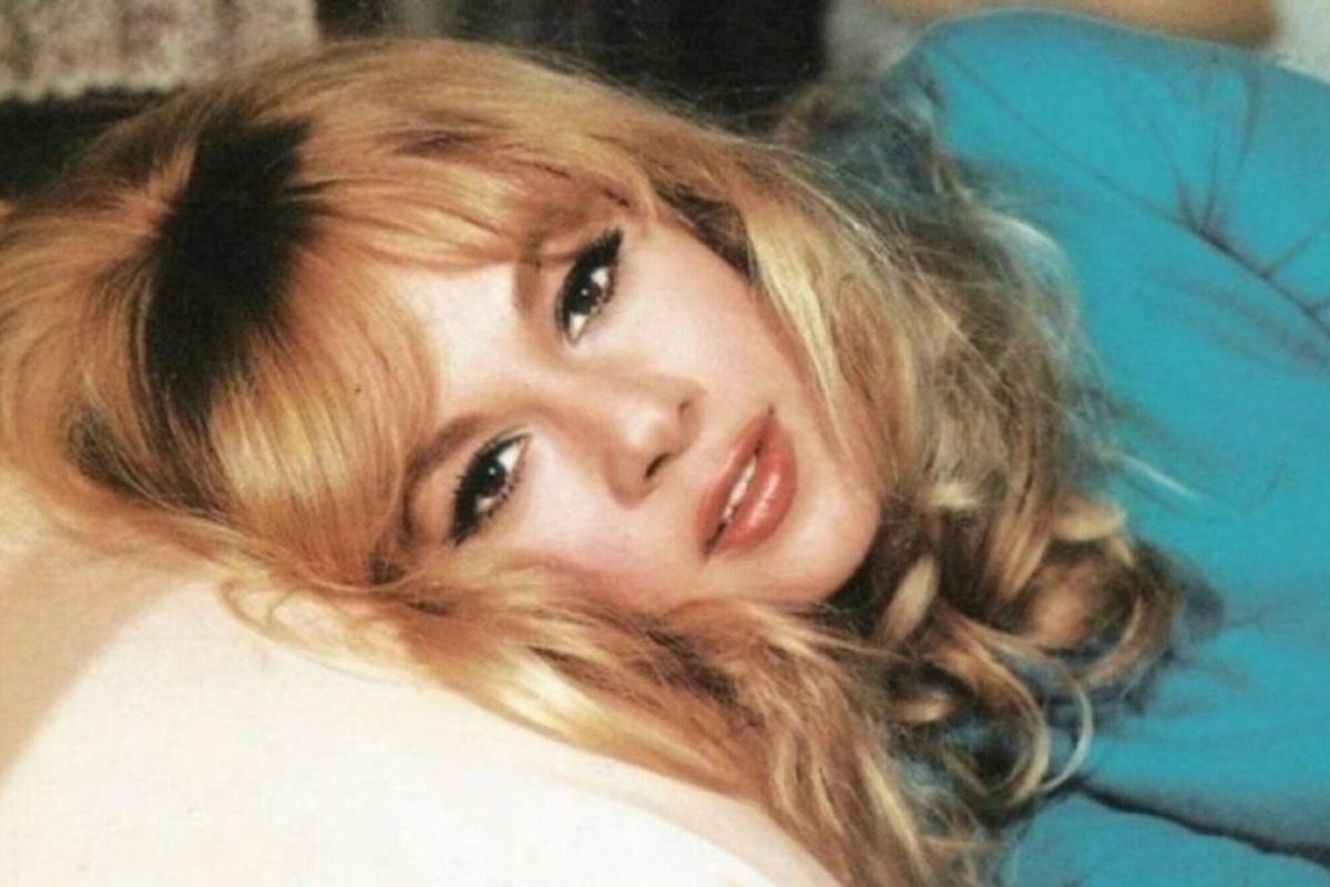 Διέρρευσε 30 χρόνια μετά: Η μοναδική φώτο της Αλίκης Βουγιουκλάκη με αγορέ μαλλιά, αγκαλιά με τον Τρύφωνα Σαμαρά