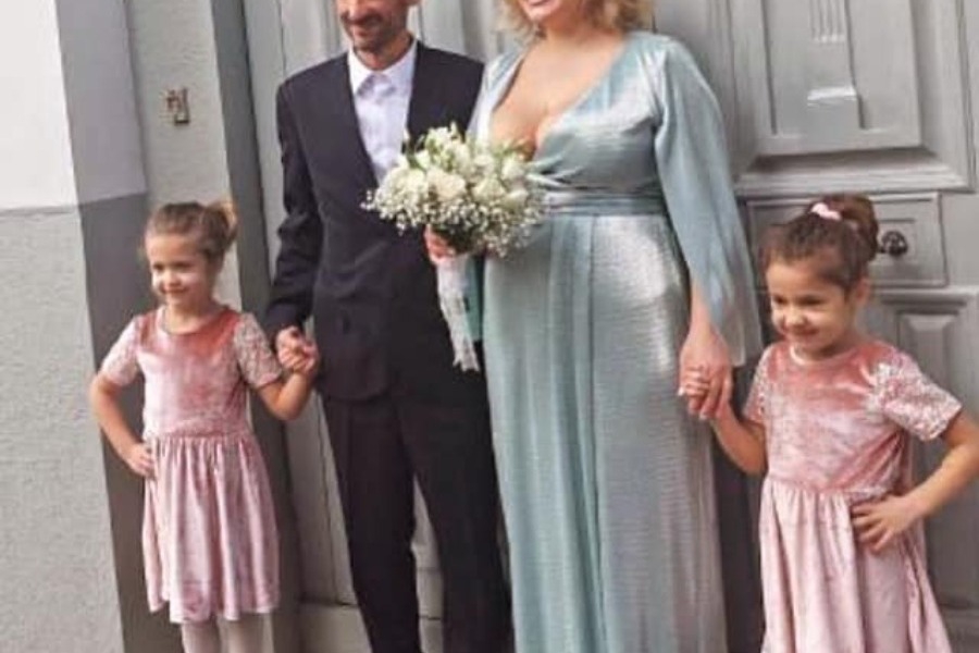 Γνωστός τραγουδιστής παντρεύτηκε τη σύντροφό του μετά από 13 χρόνια σχέσης και δύο παιδιά