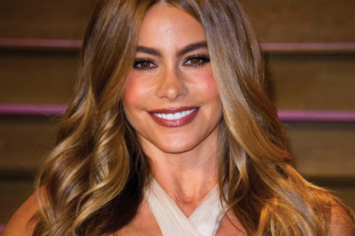 H Sofia Vergara συνδυάζει σε ραντεβού εντυπωσιακό βελούδινο παντελόνι με κορσέ