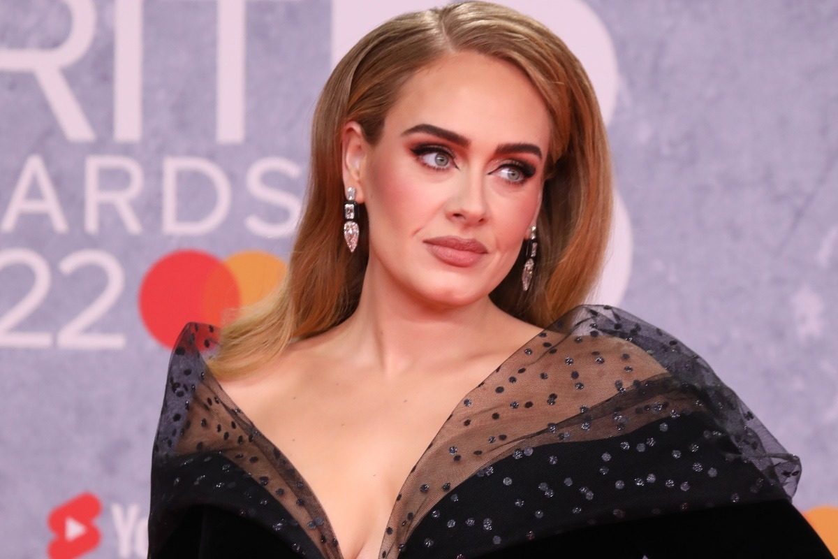 Η Adele σταμάτησε το show της για να μιλήσει για τον θάνατo του αγαπημένου ηθοποιού Matthew Perry