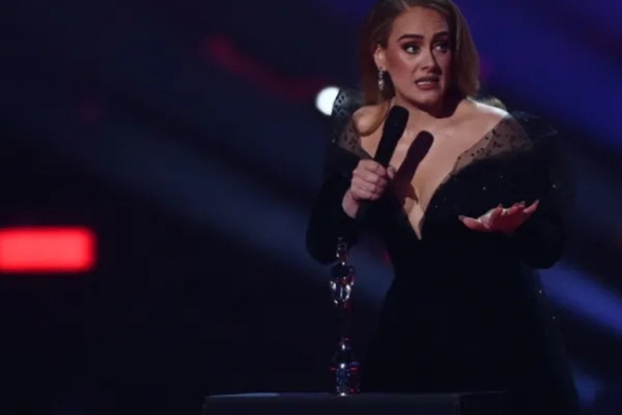«Αν δεν έχεις τίποτα καλό να πεις, σκάσε»: Η οργισμένη απάντηση της Adele σε ομοφοβικό σχόλιο