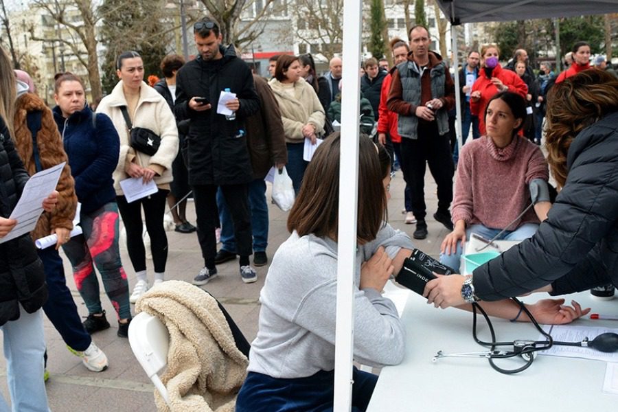 Συγκινητικές εικόνες στην κεντρική πλατεία της Λάρισας ‑ Ουρές για την έκτακτη αιμοδοσία