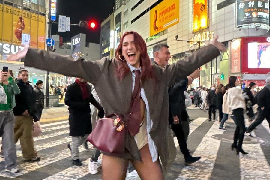 Η Dua Lipa βγήκε στους δρόμους του Τόκιο χωρίς παντελόνι