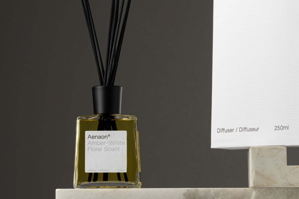 Tο πολυτελές Amber ‑ White Floral Diffuser φέρνει το χαρακτηριστικό άρωμα των προϊόντων Aenaon στον χώρο μας