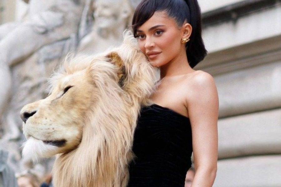 Αυτή είναι η πιο extreme εμφάνιση της Kylie Jenner: Παρέα... με ένα κεφάλι λιονταριού