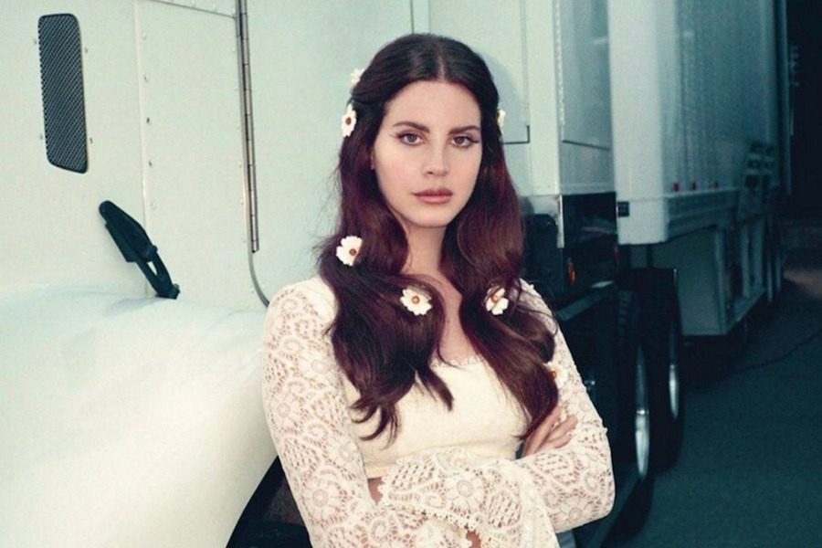 Lana Del Rey: Έβαλε φωτιά στο διαδίκτυο με μια φωτογραφία