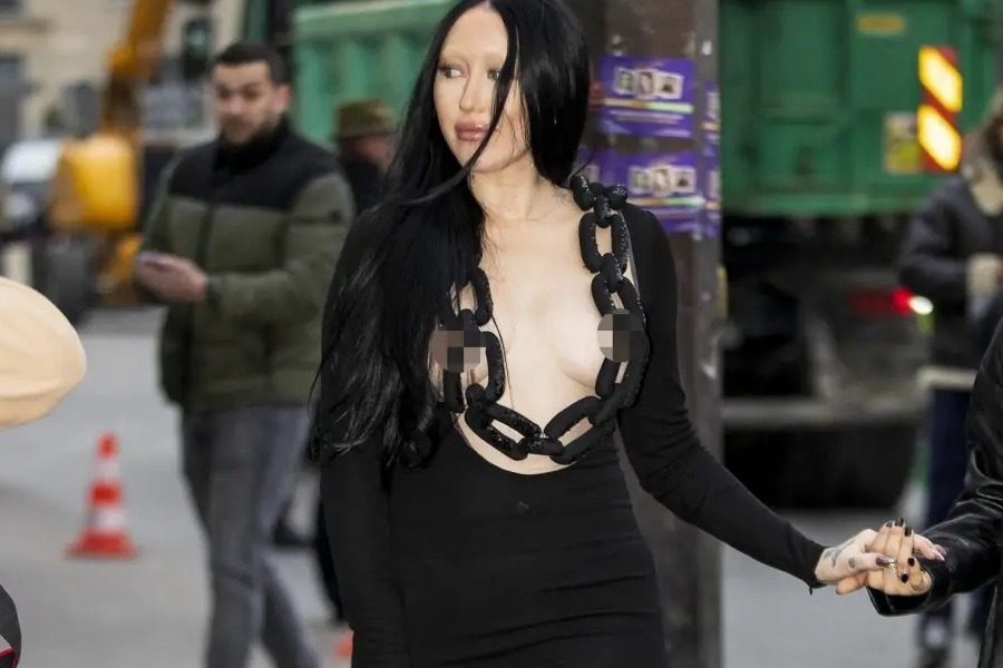Η Noah Cyrus κάνει μια σούπερ αποκαλυπτική εμφάνιση στην Εβδομάδα Μόδας Παρισιού