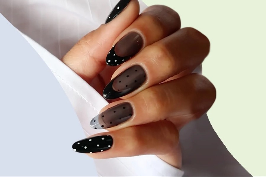Pantyhose Nails: Πώς θα κάνεις τα μαύρα διάφανα νύχια που σαρώνουν στο Pinterest