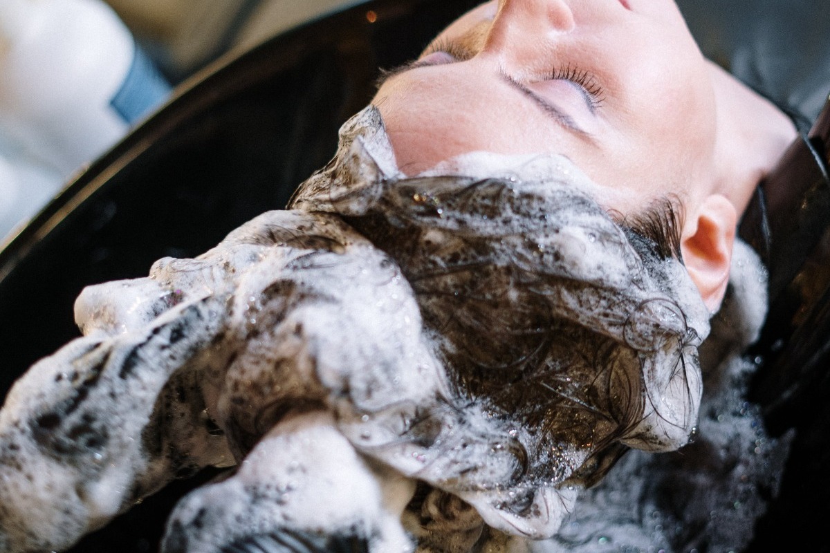 Τι είναι η «προπόνηση μαλλιών» που έχει γίνει viral στο TikTok