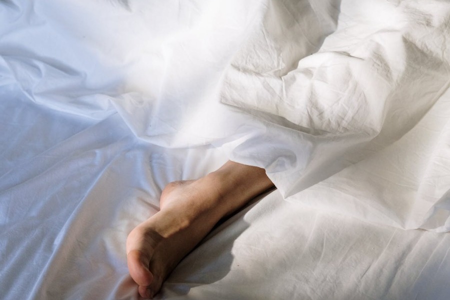 Στάσεις στον ύπνο που σε βοηθούν να ανακουφιστείς από τους πόνους της περιόδου