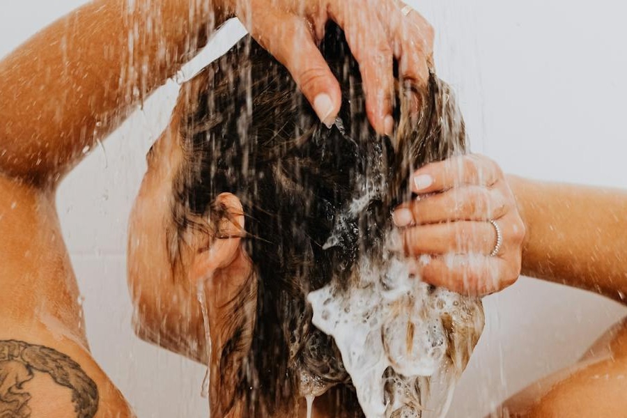 Σώσε τα μαλλιά σου από το λάθος σαμπουάν: Ποια συστατικά δεν πρέπει να περιέχει