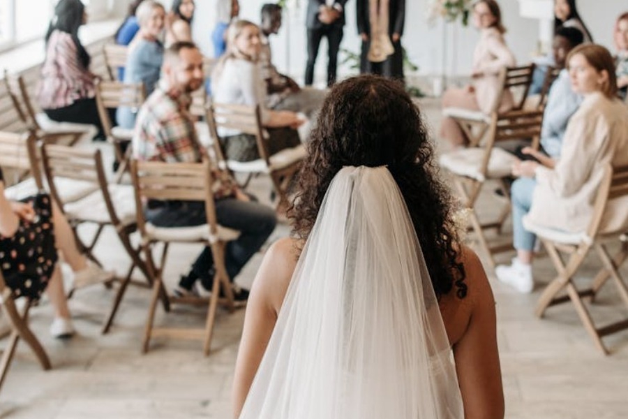Καλεσμένη σε γάμο: Oι χρυσοί κανόνες στο ντύσιμο