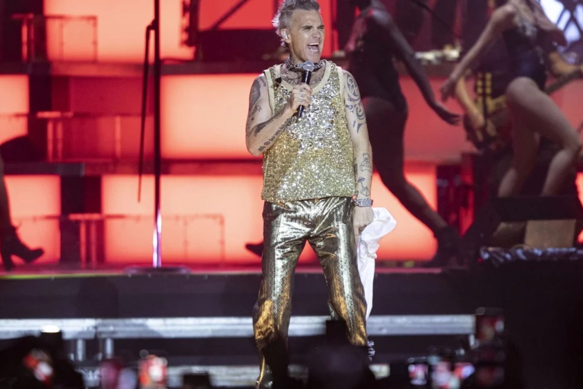 Robbie Williams: Σάλος επειδή αποκάλεσε «κλέφτες» τους Έλληνες στη συναυλία του στο Rockwave