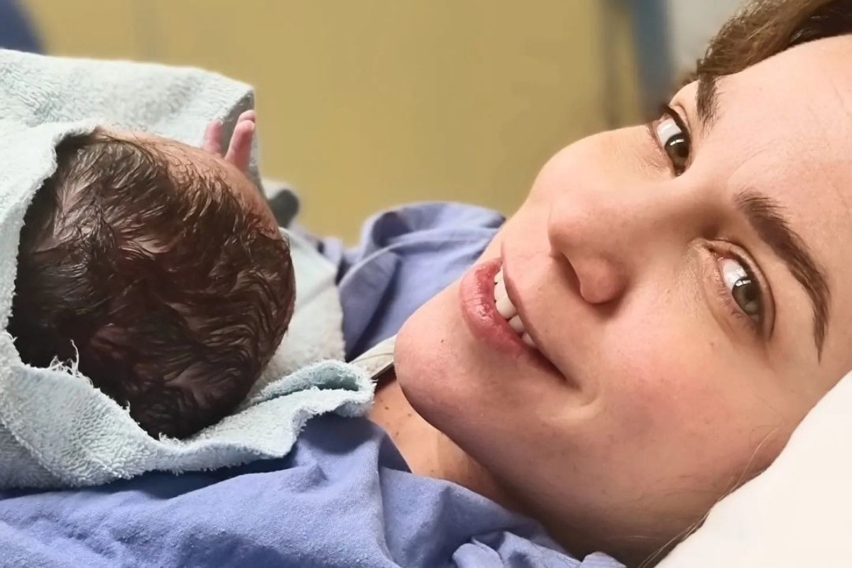 Κατερίνα Στικούδη: Οι πρώτες φωτογραφίες με τον νεογέννητο γιο της μέσα από το μαιευτήριο