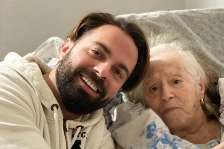 Ο Ηλίας Βρεττός αποχαιρέτησε τη γιαγιά του – Πέθανε σε ηλικία 103 ετών