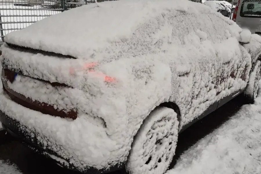 Να γιατί πρέπει να καθαρίζεις το χιόνι από το αυτοκίνητο