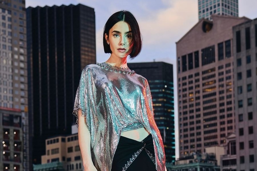 Μεταμόρφωση για τη Lily Collins: Η Εmily in Paris έγινε κατάξανθη