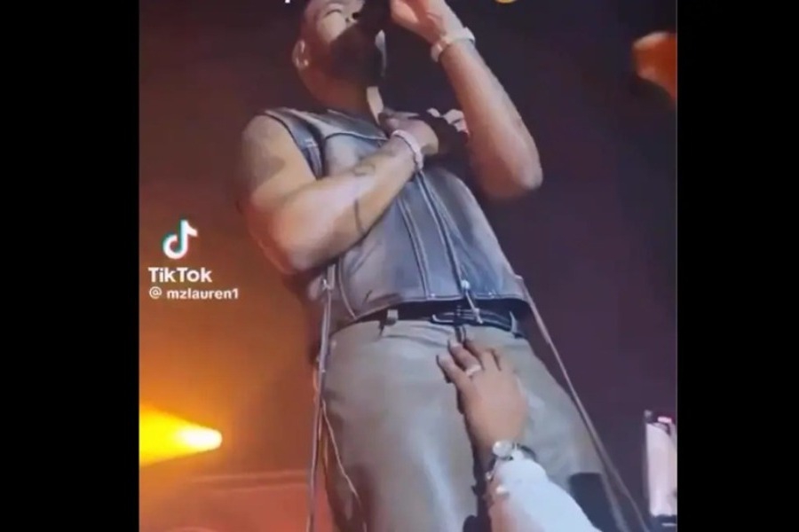 Σeξουαλική παρeνόχληση on stage για τραγουδιστή: Θαυμάστρια του έπιασε τα γεννητικά όργανα