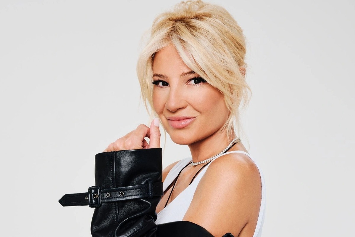 Φαίη Σκορδά: «Προσπαθούσε η γειτόνισσα να μου κουμπώσει το φόρεμα στη μέση του δρόμου»