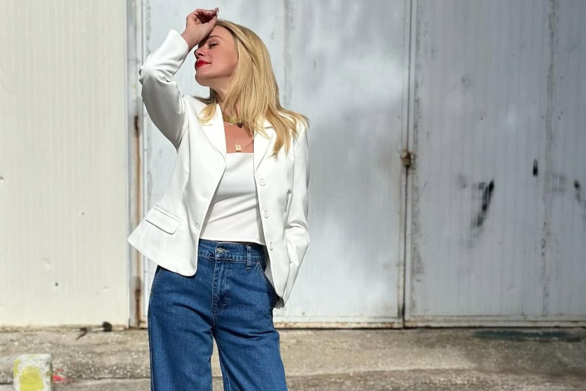 Η Ζέτα Μακρυπούλια απέδειξε πως μια καπαρντίνα αρκεί για να απογειώσει κάθε look