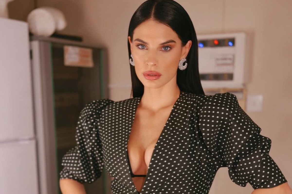 Η Χριστίνα Μπόμπα τράβηξε τα βλέμματα με ένα σοφιστικέ ανδρόγυνο look