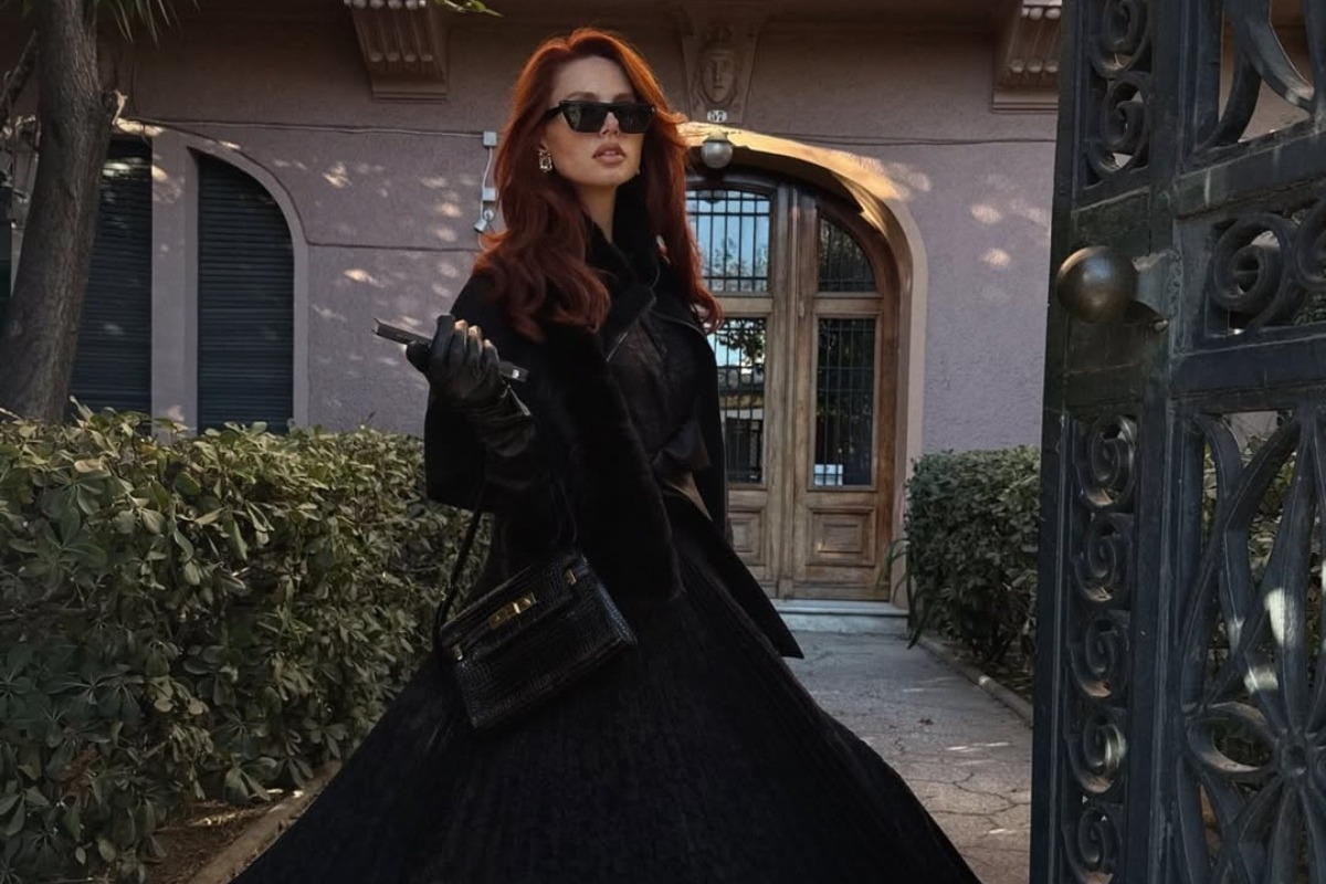 Η Εβελυν Καζαντζόγλου σε ένα Parisian preppy look που ανεβάζει το chic στο επόμενο level