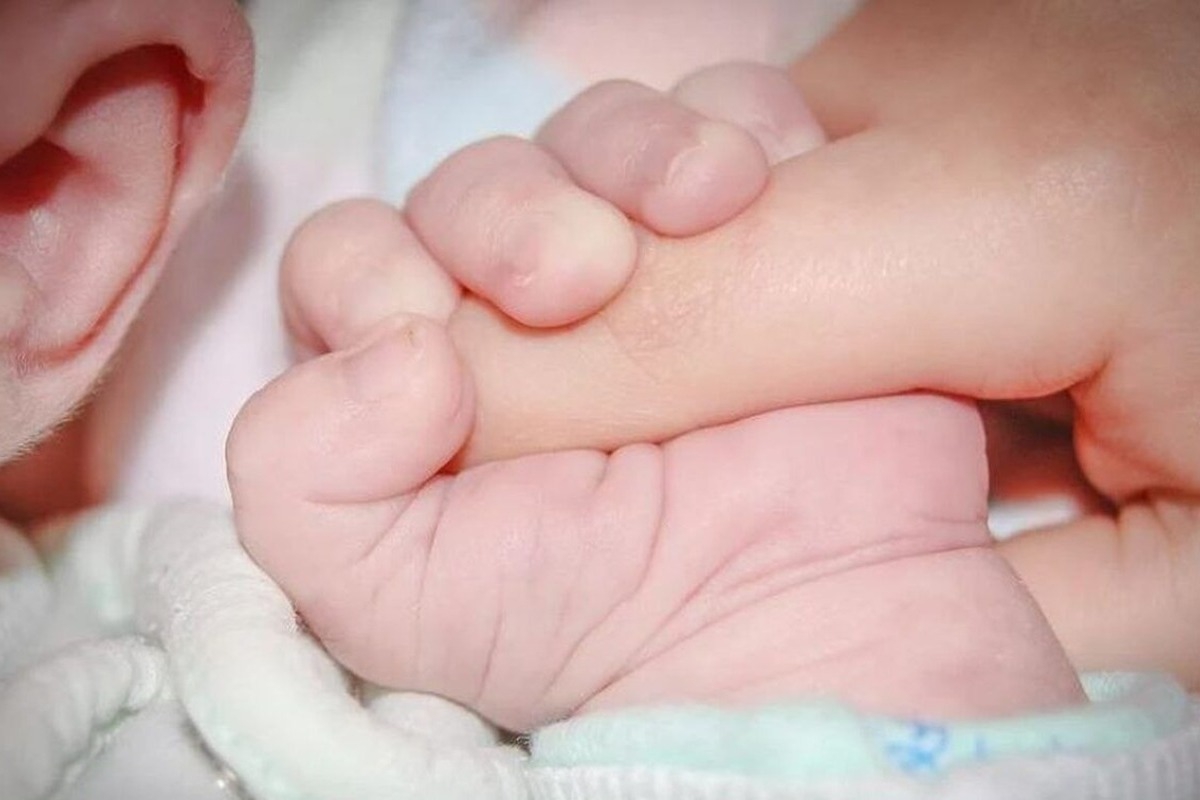 Πατήσια: Σε κρίσιμη κατάσταση βρέφος 1 έτους ‑ Κάπνιζε ναρκωτική ουσία δίπλα του ο πατέρας του!