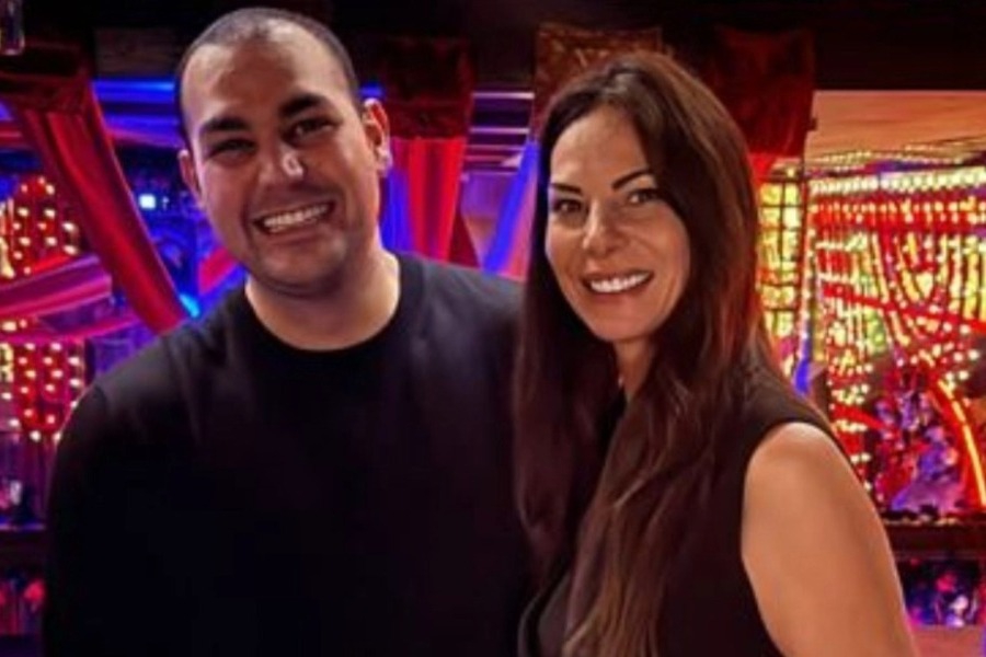 Ο Χρίστος Κούγιας διασκέδασε με τη μητέρα του και μεγάλη παρέα σε νυχτερινό κέντρο για τη γιορτή του