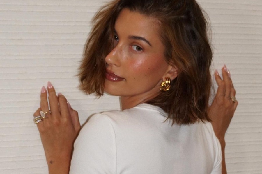 Η Hailey Bieber επέλεξε ένα απροσδόκητο χρώμα για το φθινοπωρινό μανικιούρ της