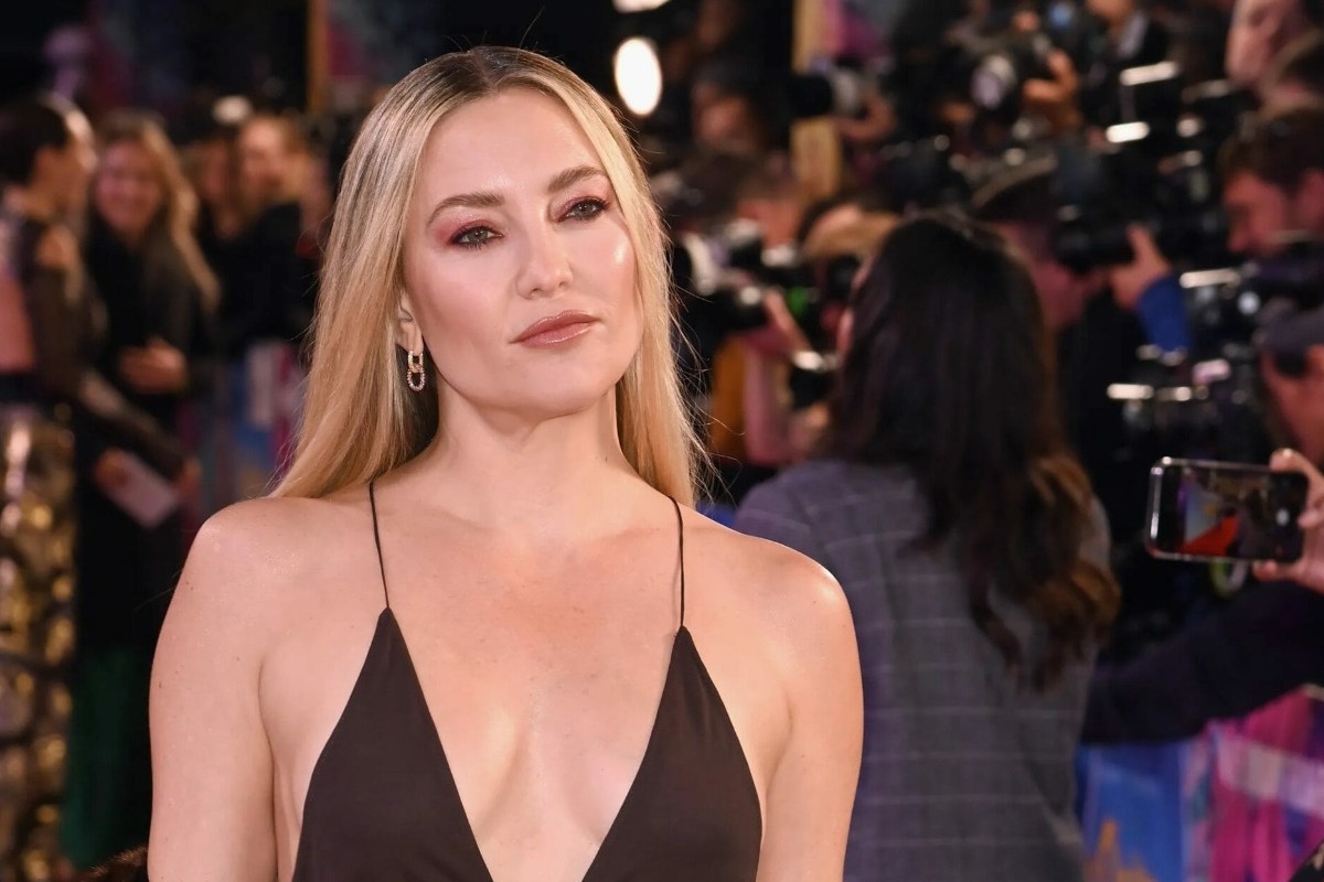 Η Kate Hudson ποζάρει με το μπικίνι της σε ξενοδοχείο της Αθήνας