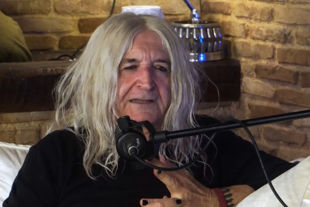 Καρβέλας: «Κάθε φορά που τον ακούω να τραγουδάει με πιάνουν τα γέλια, πιο χάλια φωνή δεν υπάρχει»