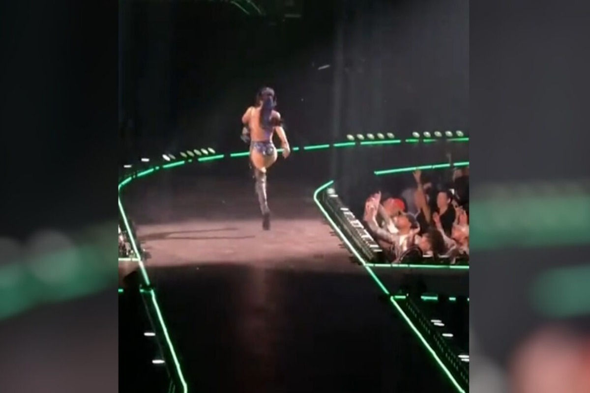 Katy Perry: Έσπασε το σουτιέν της κατά τη διάρκεια συναυλίας – «Δεν πληρώσατε αρκετά για να με δείτε γυμνή»