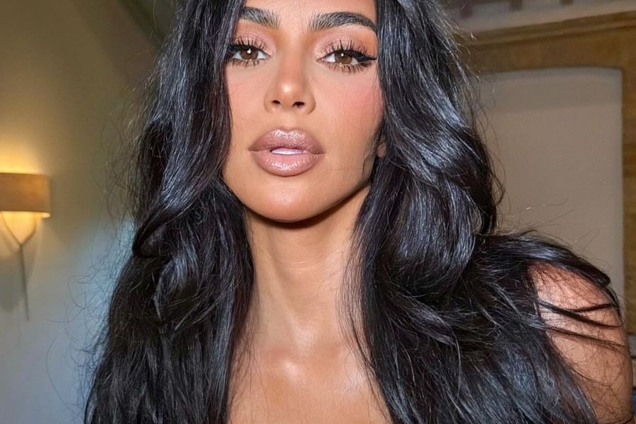 Η Kim Kardashian φόρεσε το πιο cute και σeξι φόρεμα ever και σου βρήκαμε παρόμοια