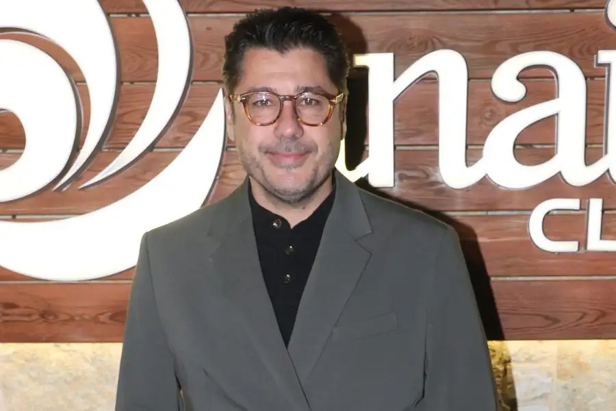 Λάμπρος Κωνσταντάρας: «Λάβαμε ένα μήνυμα στο κινητό του πατέρα μου, το οποίο μας συγκλόνισε οικογενειακώς»