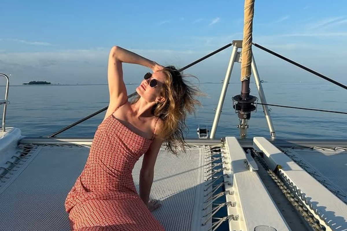 Είναι γεγονός! Η Meghann Fahy επαναφέρει το πιο «ένοχο» χτένισμα των 00s – και κάπως μας άρεσε!