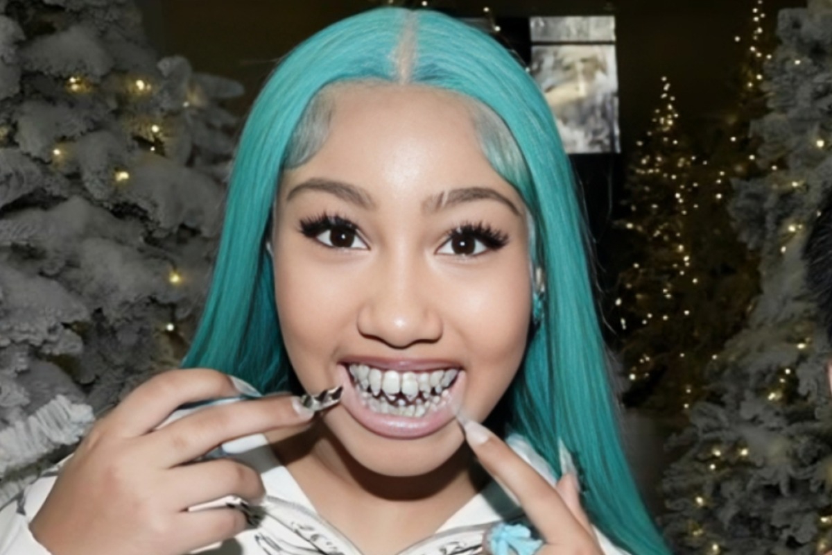 Κιμ Καρντάσιαν: Η 12χρονη κόρη της πόζαρε με μπλε μαλλιά, μακριά νύχια και διαμαντένια οδοντοστοιχία