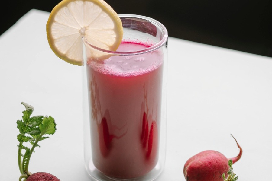 Ο βαθύ κόκκινος «σούπερ χυμός» που ρίχνει την πίεση και θωρακίζει την καρδιά