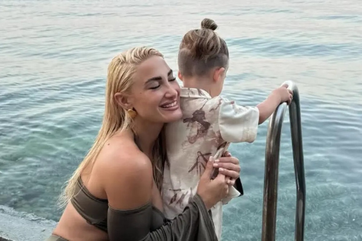 Ιωάννα Τούνη: Ταξίδι‑αστραπή για χάρη του μικρού Πάρη – Συγκίνηση μετά το δικαστήριο