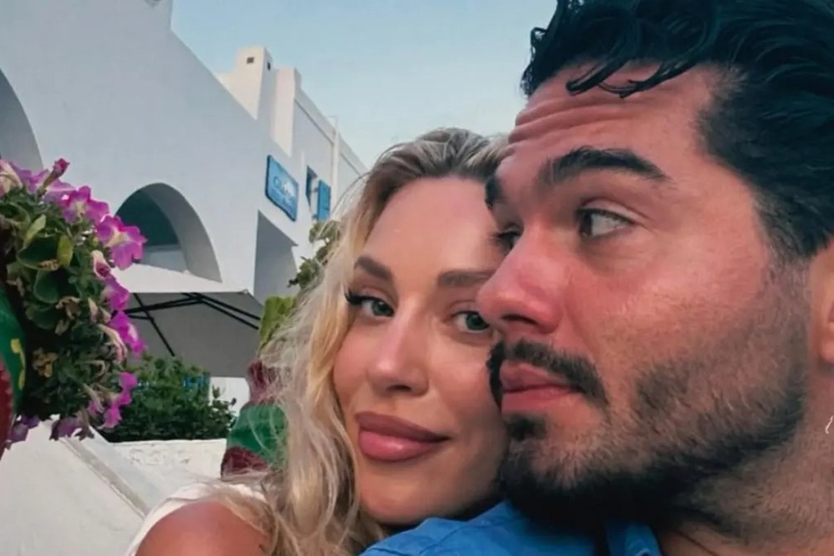 Γαρυφαλλιά Καληφώνη: Παθιασμένα φιλιά με τον Χρήστο Μάστορα με φόντο το ηλιοβασίλεμα