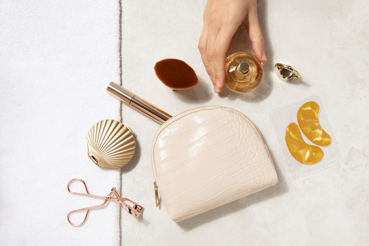 Makeup reset: τι πετάμε από το νεσεσέρ μας τη νέα χρονιά