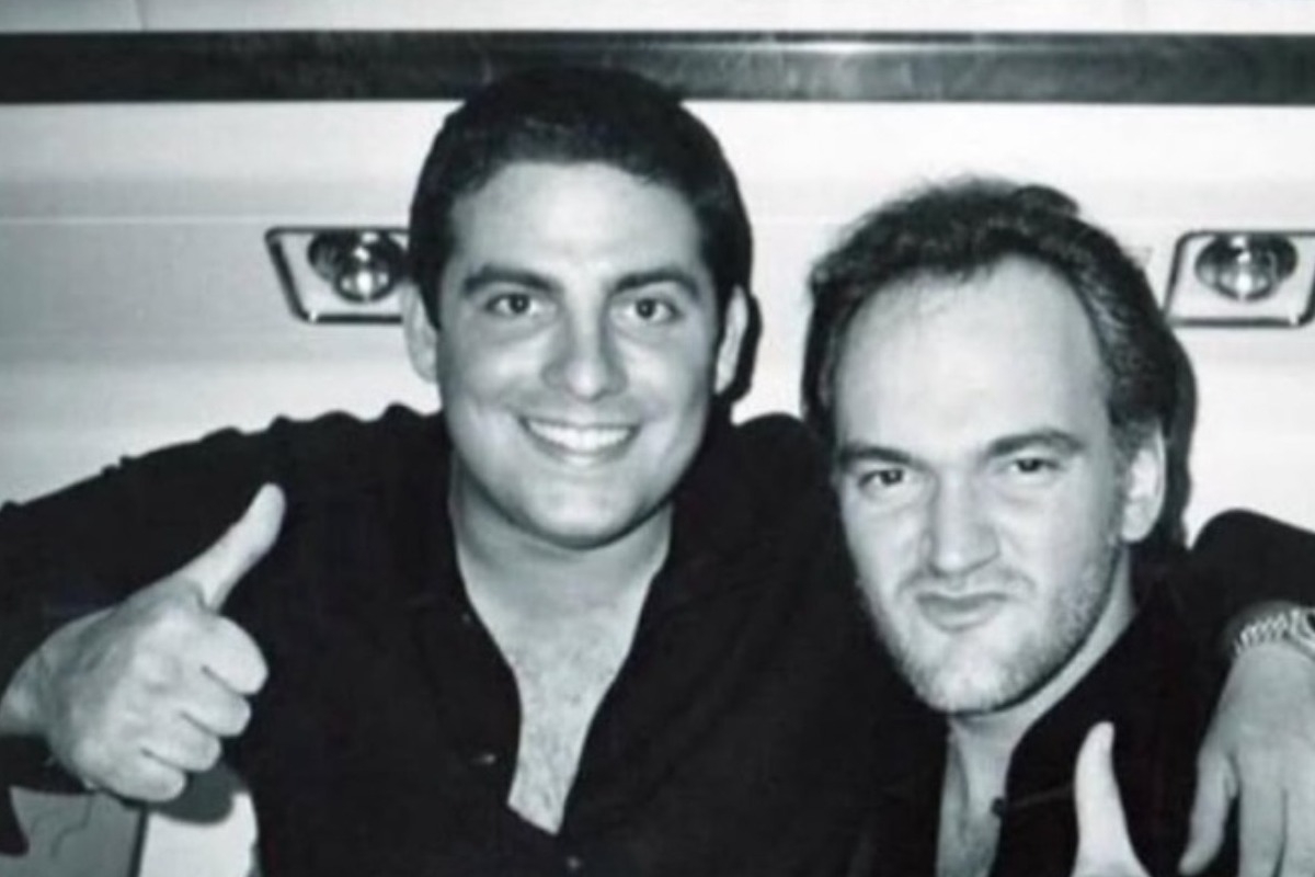 Αγκαλιά με μία γυναίκα ο σκηνοθέτης του Melania σε φωτογραφία των αρχείων Επστάιν