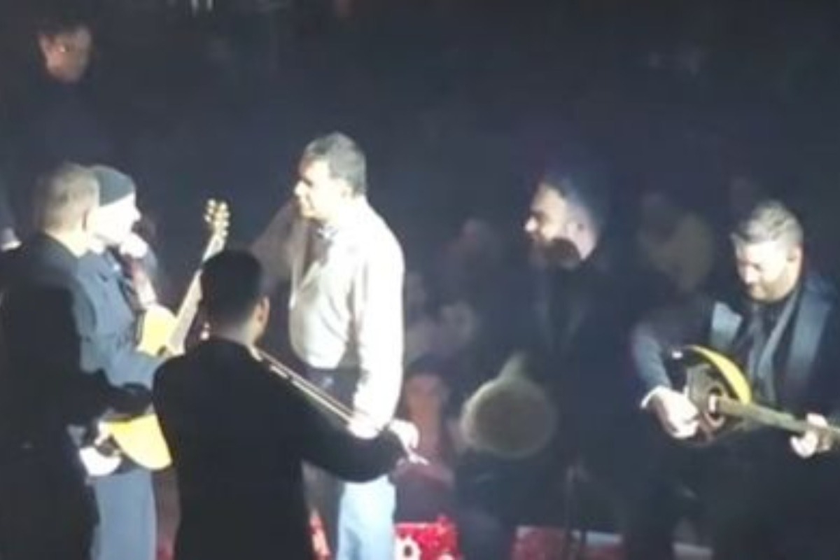 Γιώργος Μαζωνάκης: Συνέχισε να τραγουδά χωρίς μικρόφωνο μετά το μπλακ άουτ στην Ακτή Πειραιώς