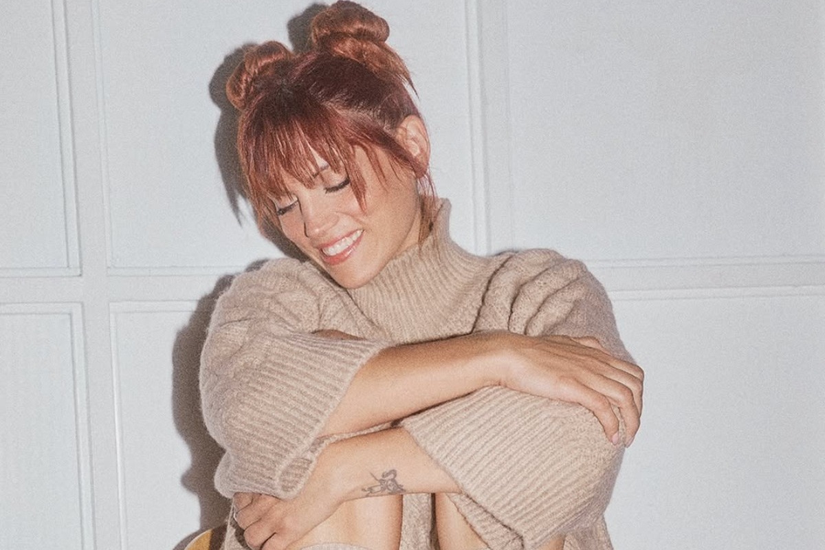 Η Μαίρη Συνατσάκη υιοθέτησε το πιο Y2K outfit και το αποτέλεσμα είναι super cool