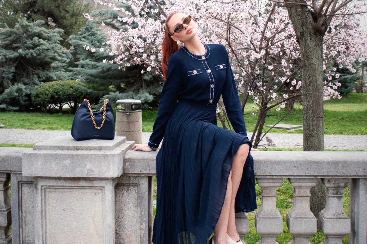 Η Έβελυν Καζαντζόγλου κάνει το πιο κομψό casual look με τζιν και jacket που θα αντιγράψεις